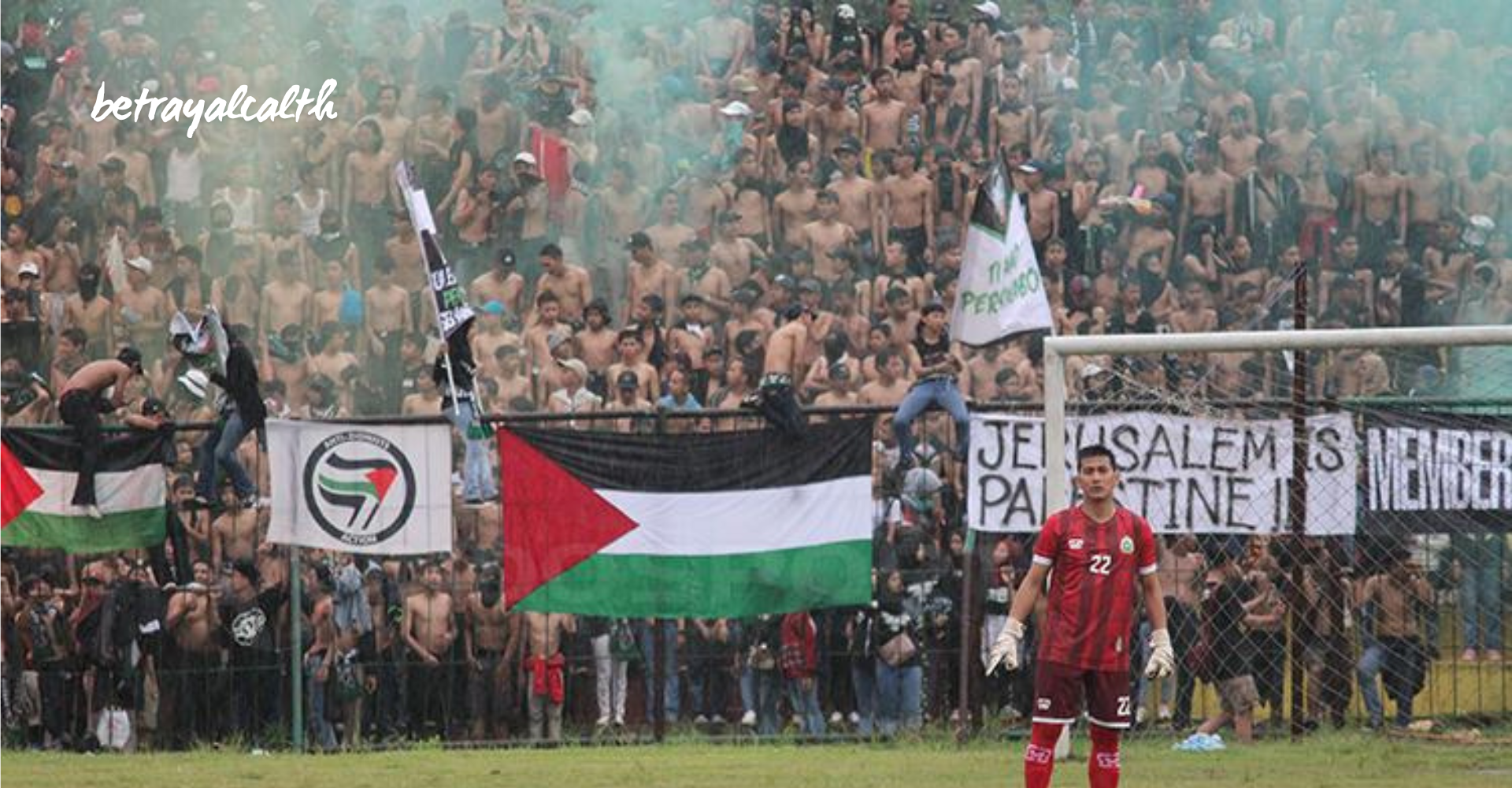 Kelompok Ultras Kibarkan Bendera Palestina di Stadion